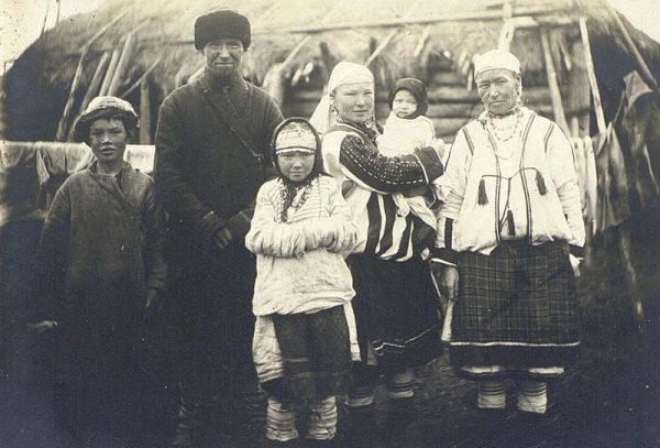 Семья удмуртов (вотяков). Россия, Удмуртия, Глазовский р-он (Вятская губ., Глазовский уезд). 1909 г.
